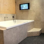 badkamer met massief eiken houten badmeubel bij Bubbels en Jets