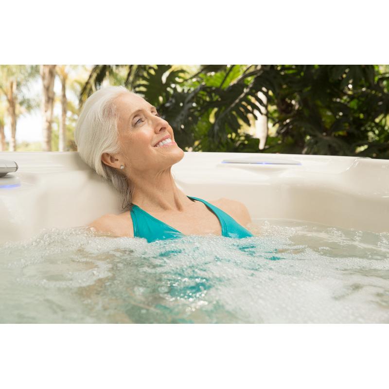 HotSpring-Highlife-2019-Jetsetter-Ivory-lifestyle-lifestyle-olderwoman-014