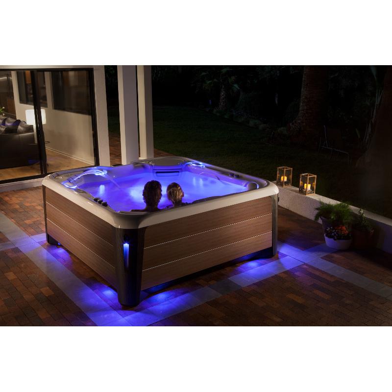 HotSpring-Highlife-2019-Vanguard-AlpineWhite-Bronze-Lifestyle-Night-Couple (1)