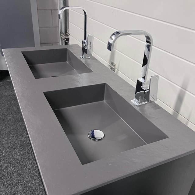 speler leeftijd maximaal Detremmie badkamermeubel zwart 120 cm. Onderkast 120 cm breed 50 diep.Wastafelblad grijs mineral met 2 waskommenExclusief afgebeelde kranenShowroommmodel speler leeftijd maximaal Detremmie badkamermeubel zwart 120 cm. Onderkast 120 cm breed 50 diep.Wastafelblad grijs mineral met 2 waskommenExclusief afgebeelde kranenShowroommmodel