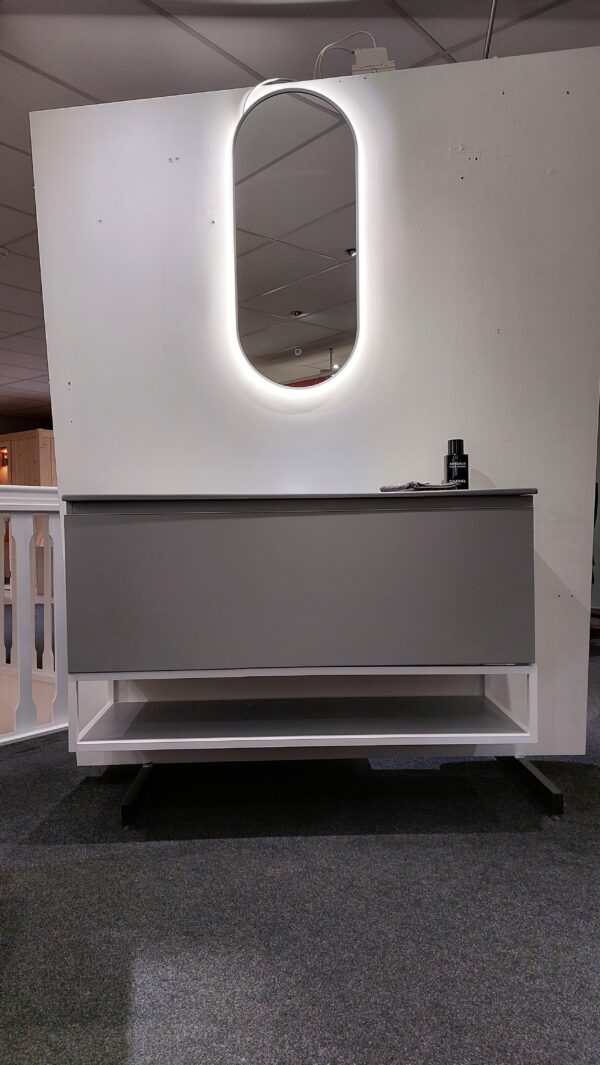 zonnebloem gallon Ijver Detremmerie Light Grey badkamermeubel 120 cm.- Onderkast Light Grey met open wit frame.-Wastafel grijs keramiek mat vision met 1 spoelbak rechts.- Ovale spiegel wit aluminium frame met druksensor en LED verlichting.-Showroommodel. zonnebloem gallon Ijver Detremmerie Light Grey badkamermeubel 120 cm.- Onderkast Light Grey met open wit frame.-Wastafel grijs keramiek mat vision met 1 spoelbak rechts.- Ovale spiegel wit aluminium frame met druksensor en LED verlichting.-Showroommodel.