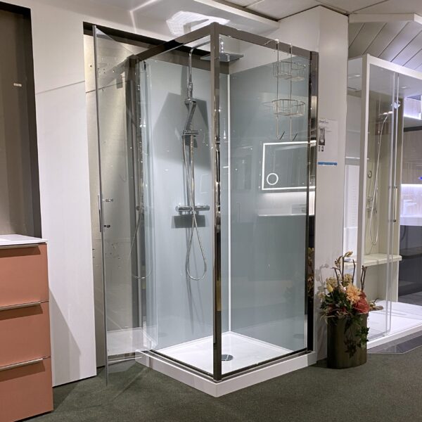 De Novellini Verdi GF is een zeer complete douche cabine. heeft glazen rugwanden en zelfs een in hoogte instelbare showerpipe met thermostatische bediening. De kan onder de douchebak naar